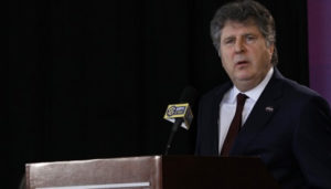 Mississippi State Coach Mike Leach Apologizes For Racist Tweet